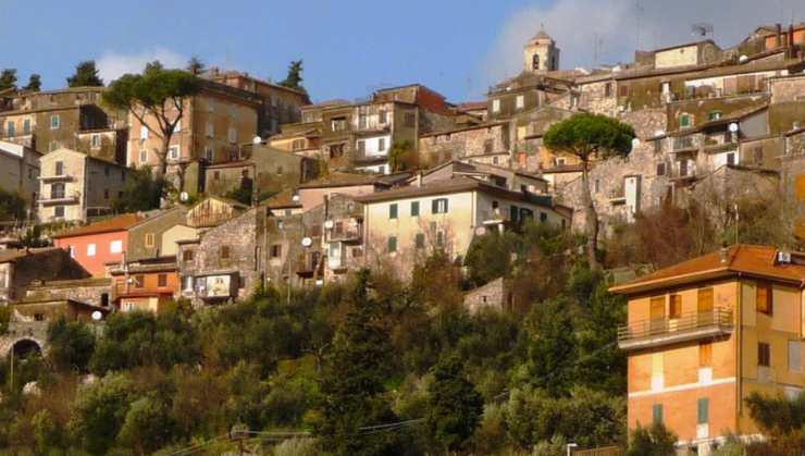 un borghetto con tante case arroccate sulla montagna