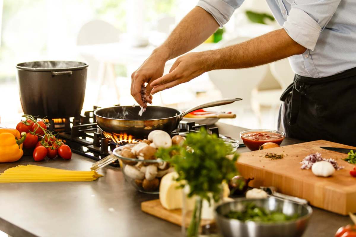 uomo in cucina