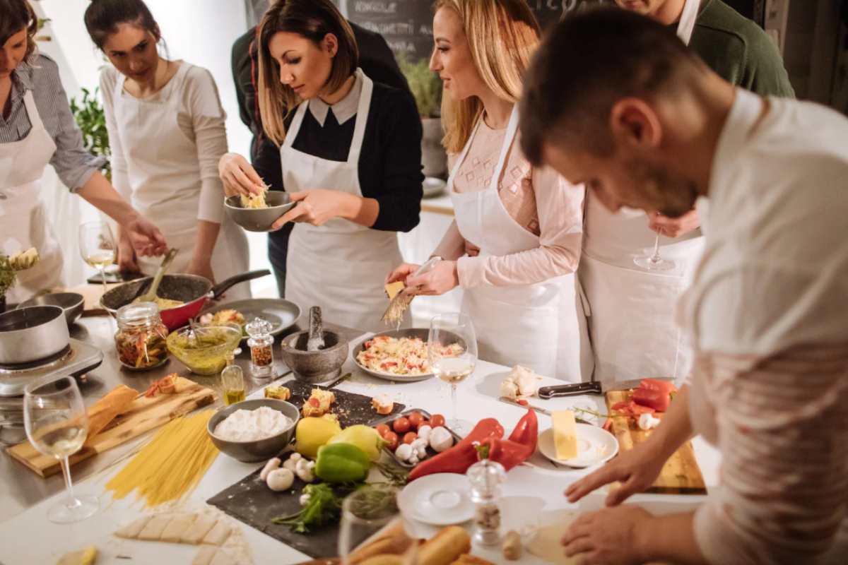 persone cucinano insieme