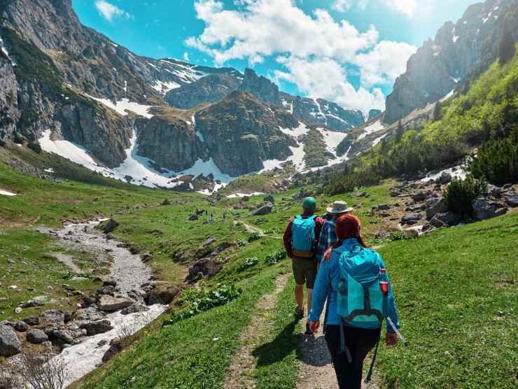 ragazza in gita in montagna