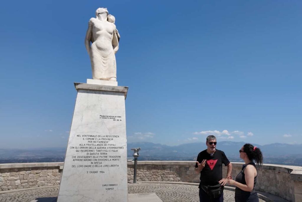 una vista stupenda con una statua e due persone