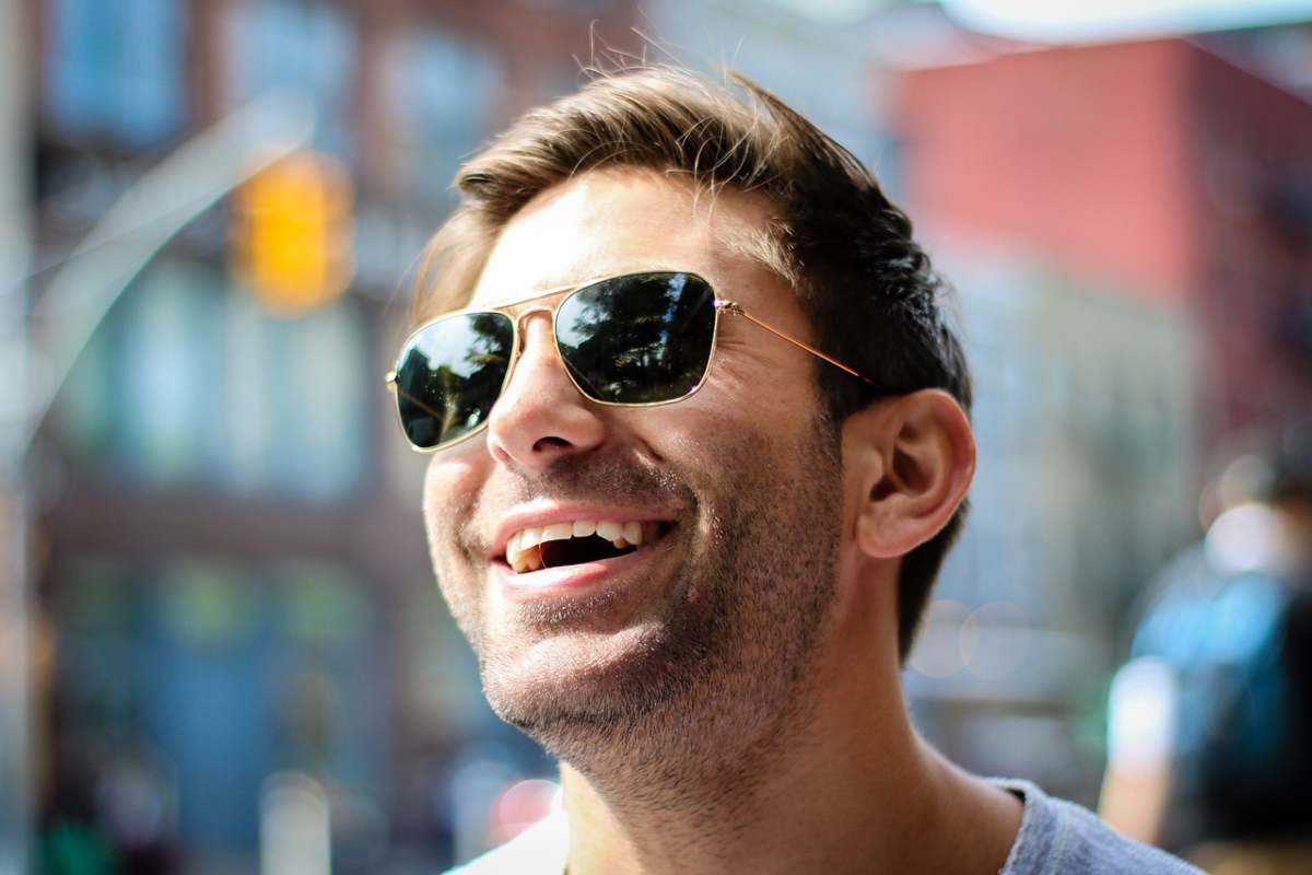 ragazzo con gli occhiali da sole che sorride