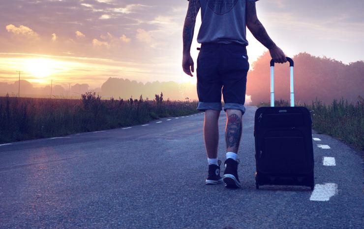 ragazzo per strada con un trolley