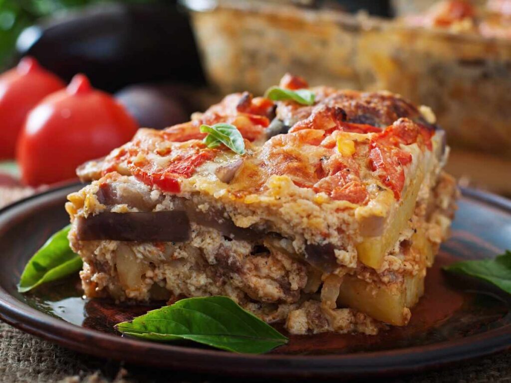 pezzo di moussaka in un piatto