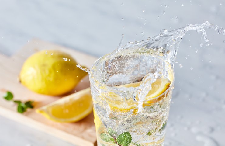 Bicchiere acqua limone