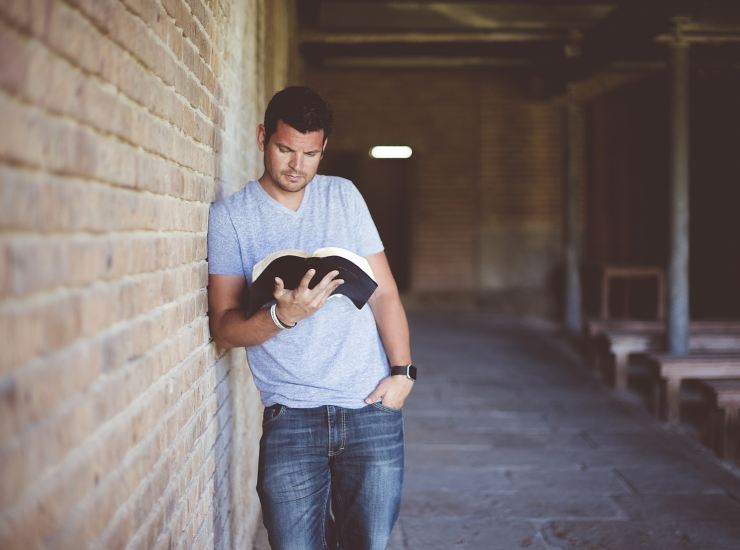 Uno studente mentre legge un libro