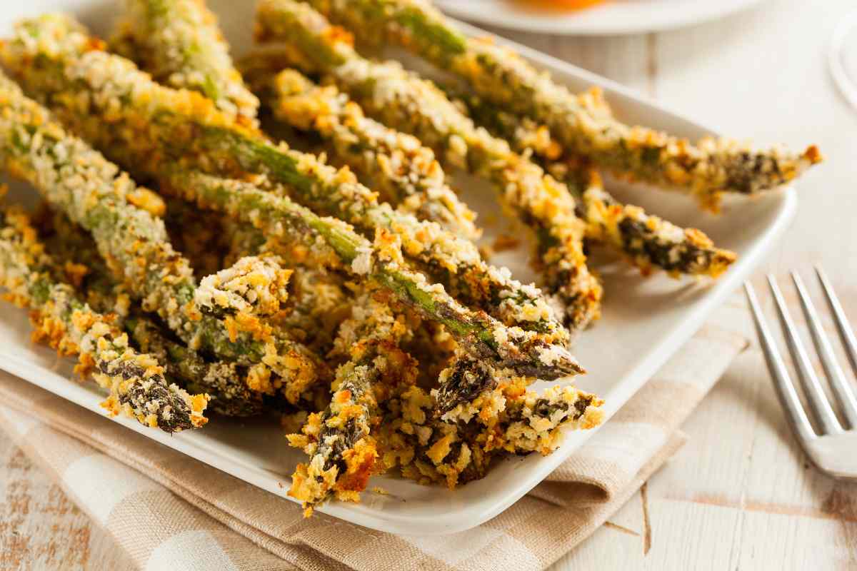 asparagi impanati in un piatto