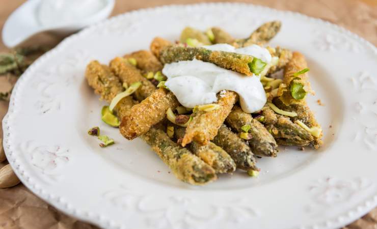 piatto di asparagi impanati