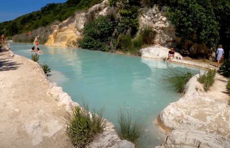 una piscina naturale