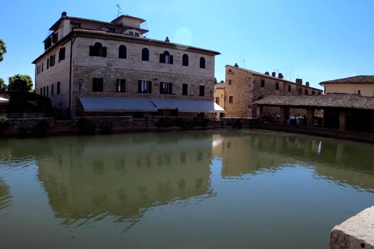 un borgo con un'enorme piscina naturale