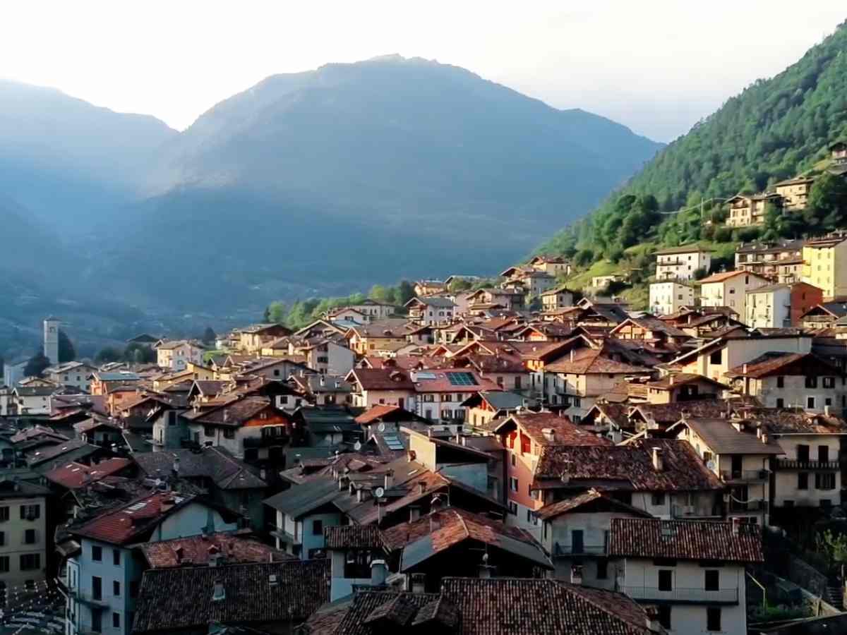 un borgo in una vallata