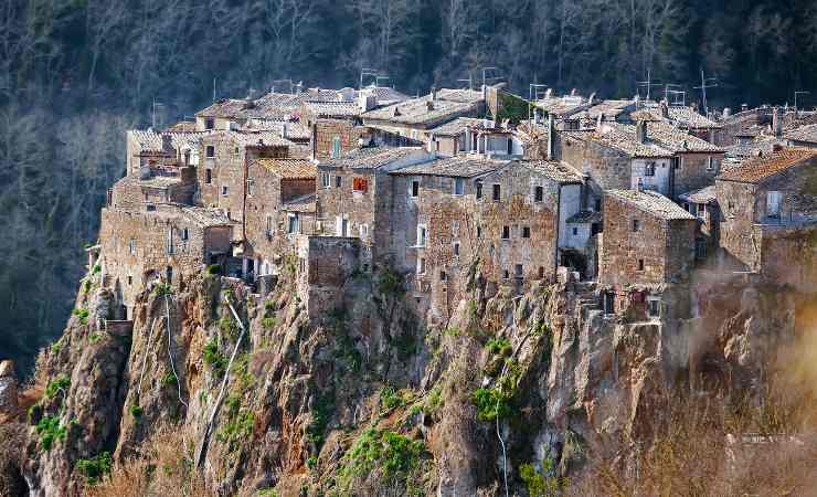 Borgo di Calcata incastonato nella roccia