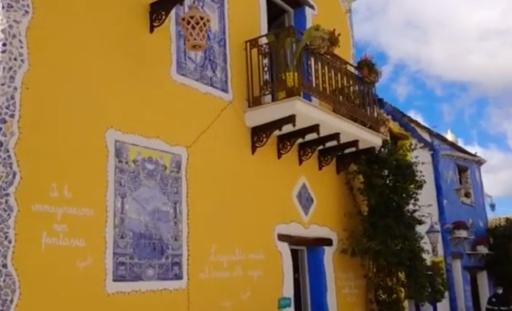 Edificio giallo con balcone