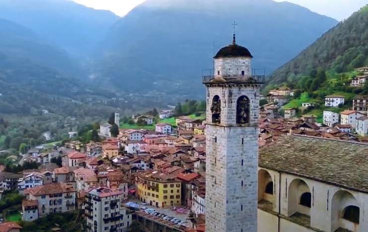 un borgo visto dall'alto e una torre