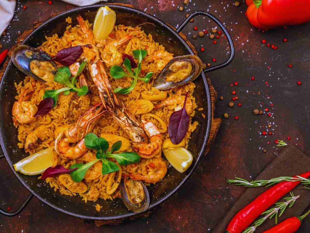 una padella con la paella