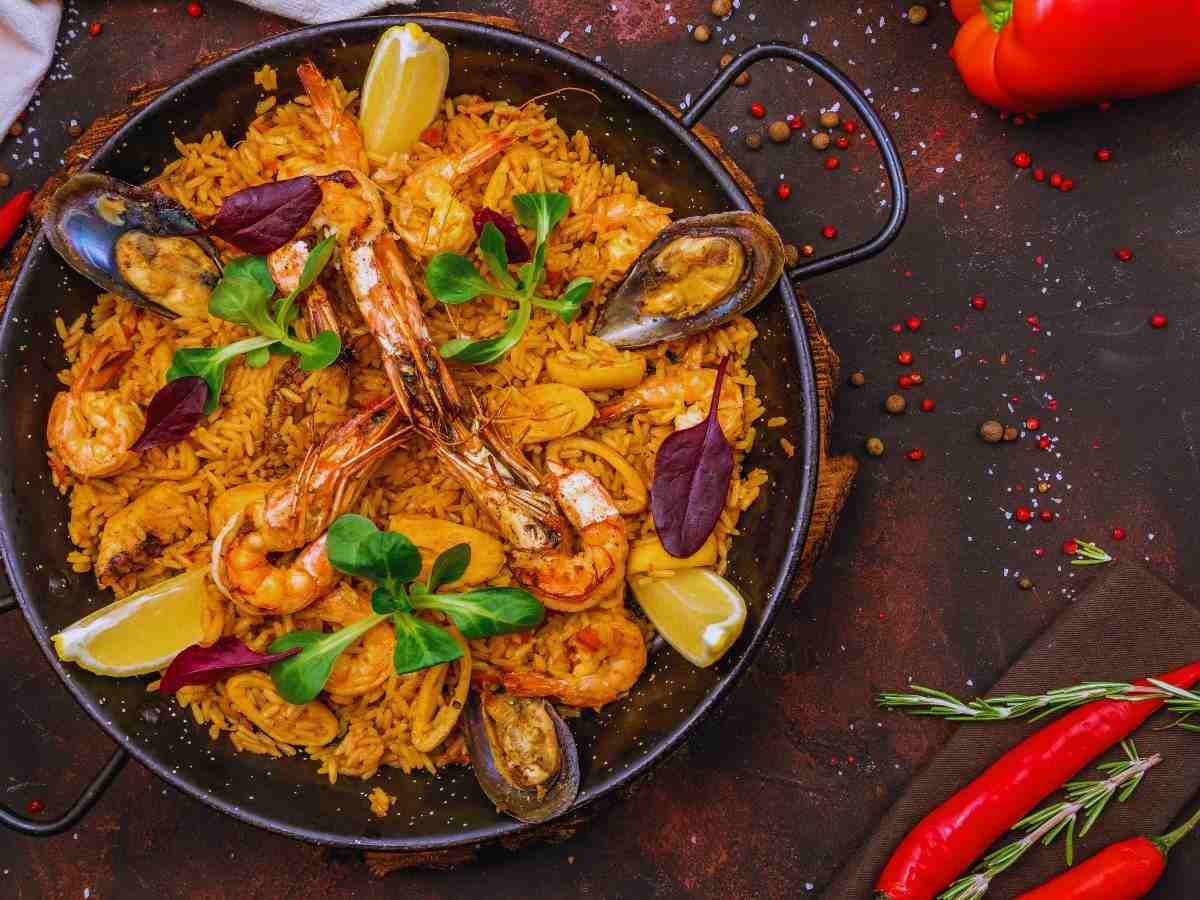 una padella con la paella 