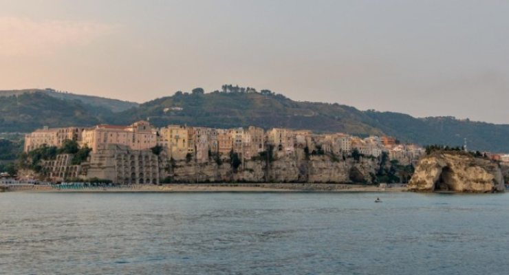 veduta di paesino sul mare