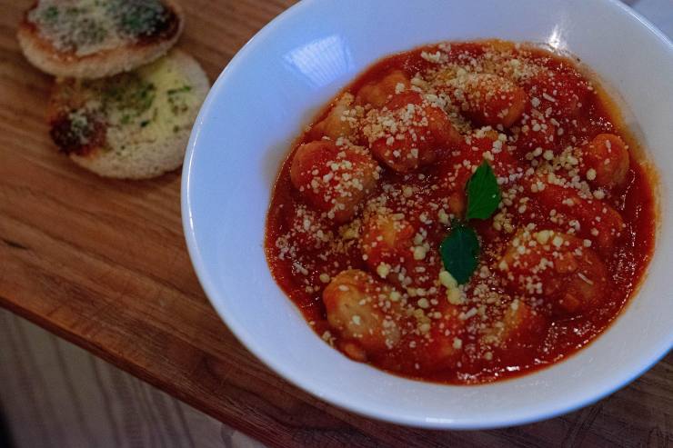 piatto di gnocchi al sugo