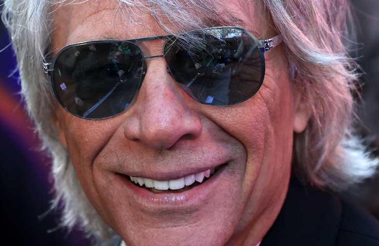 bon jovi sorride con gli occhiali da sole