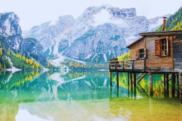 uno splendido lago tra le montagne e una casa che vi si affaccia