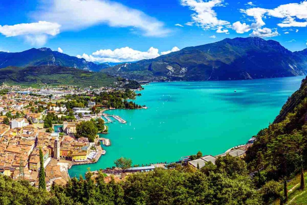 un lago e una città che vi si affaccia