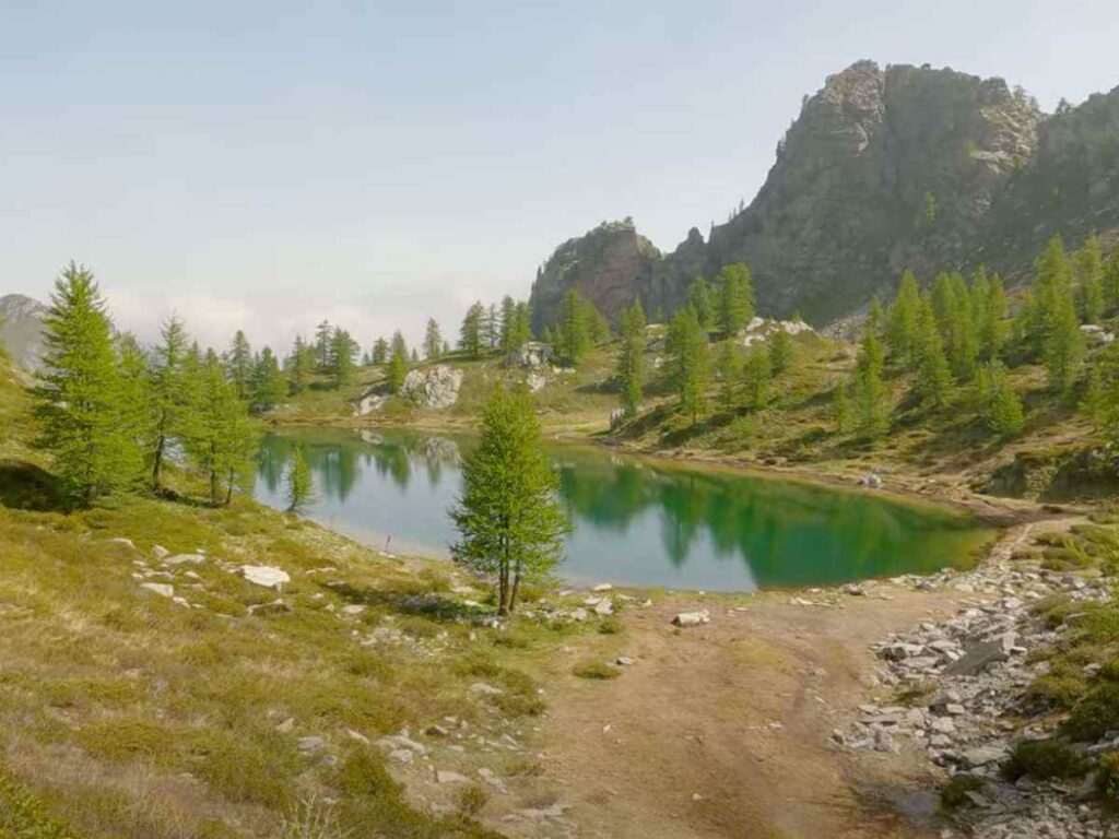 uno splendido lago tra monti e alberi