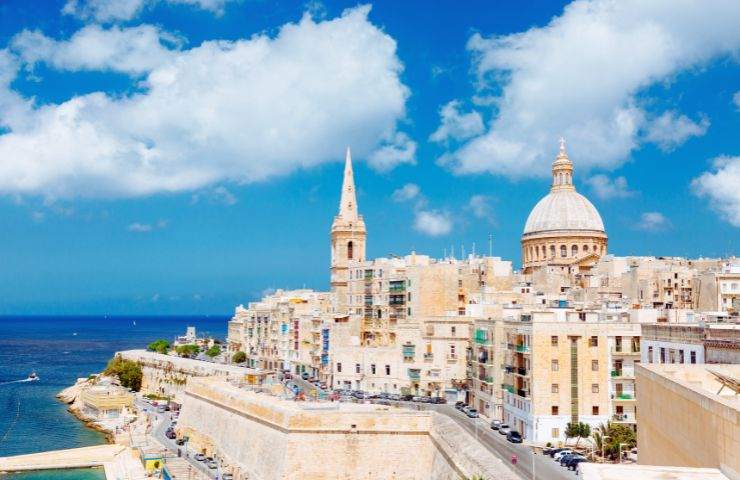 malta uno scorcio con palazzi e chiese sul mare