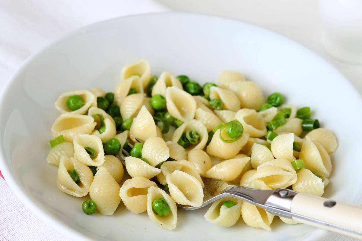 pasta e piselli in un piatto