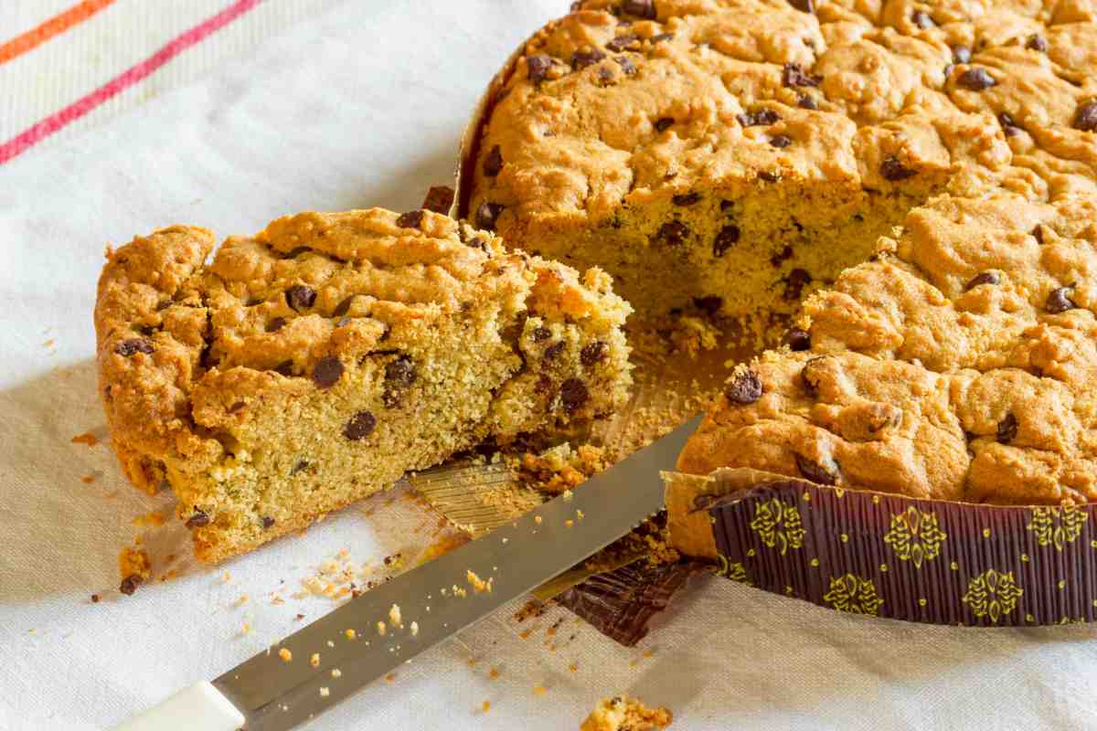 Torta sbrisolona mantovana con fetta tagliata