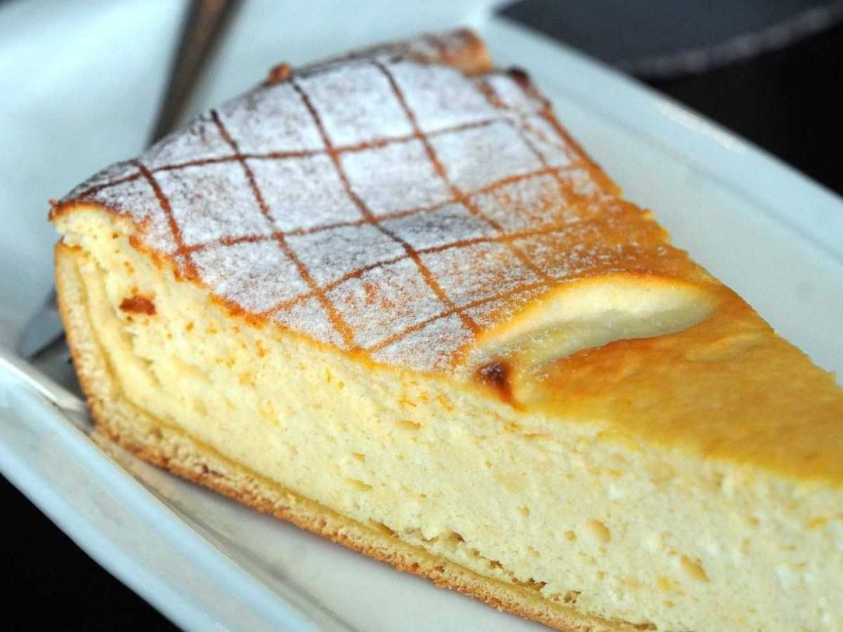 fetta di torta su un piatto