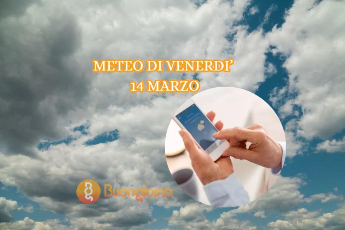 Cielo novoloso e smartphone in mano