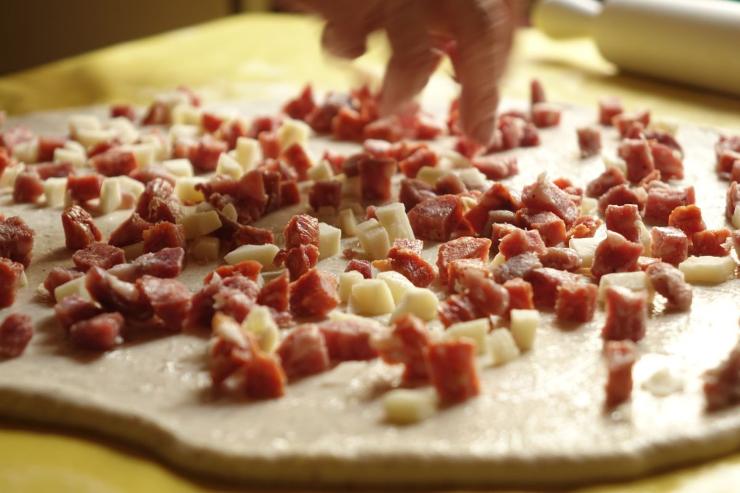 formaggi e salumi vari su impasto steso
