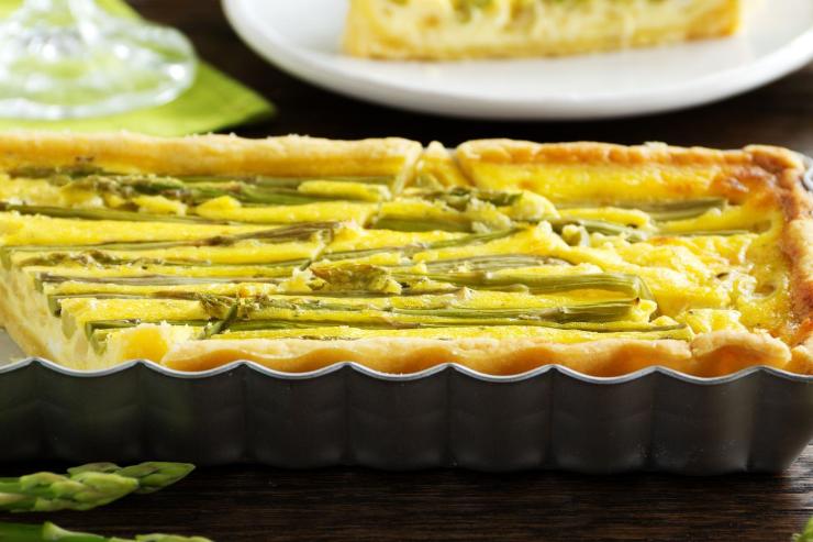teglia con torta brisè agli asparagi 